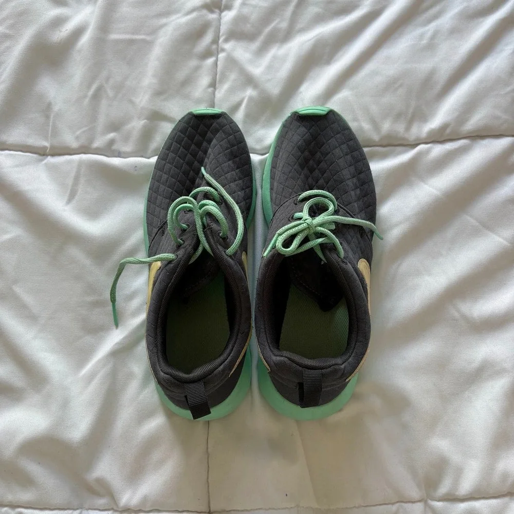 Nike Roshe Run Grey Quilted Mint Green Gold Swoosh Sneakers Shoes 6Y Active